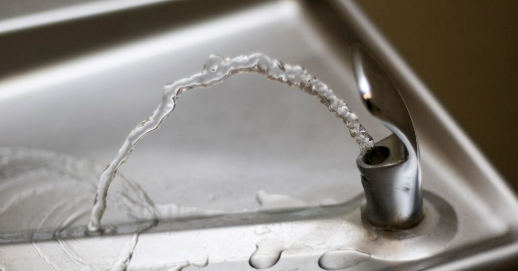 Conserto de Bebedouro em Manaus | Assistência Perto de Mim vazamento de agua no bebedouro